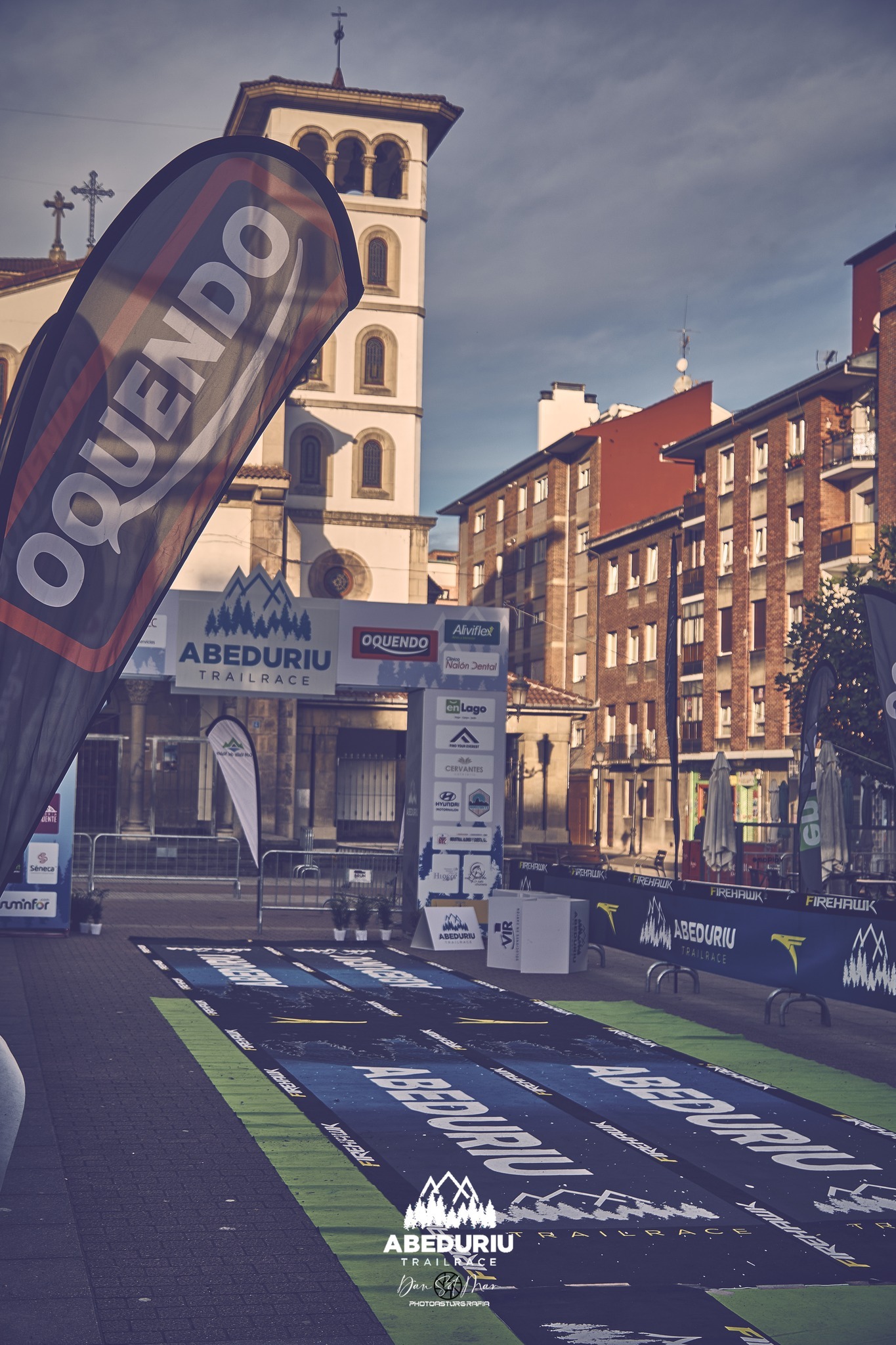 Arco de meta de la carrera preparado en la plaza, junto a la torre de la iglesia